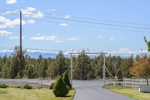 63050 NE Dickey Rd, Bend, OR 97701 photo 3