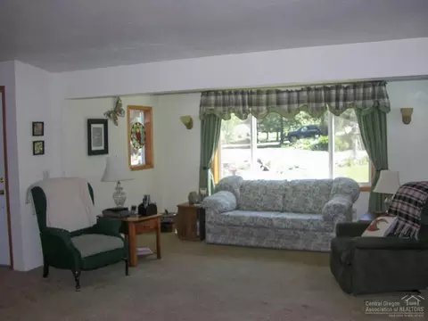 19119 Obsidian Rd, Bend, OR 97702 photo 2