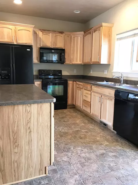 21310 Megan Ct, Bend, OR 97701 photo 3