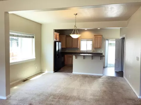 21310 Megan Ct, Bend, OR 97701 photo 2