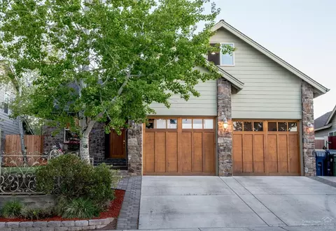 2933 NE Flagstone Ave, Bend, OR 97701 photo 2