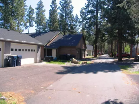 953 E Cascade Ave, Sisters, OR 97759 photo 2