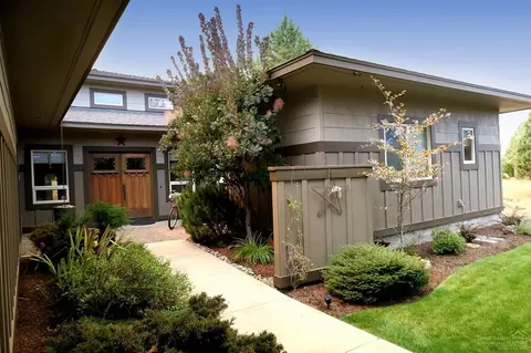 715 Nutcracker Dr, Redmond, OR 97756 photo 1