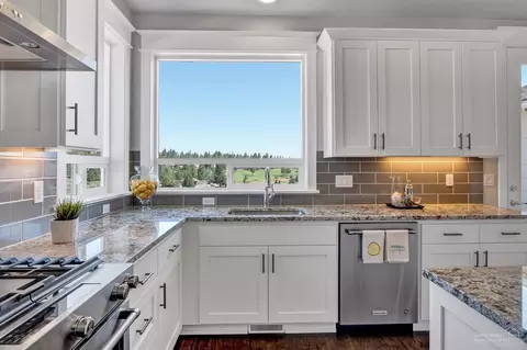 654 NW Compass Ln, Bend, OR 97703 photo 12