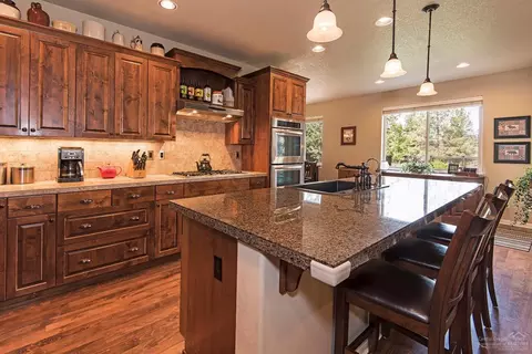 63147 Dakota Dr, Bend, OR 97701 photo 4