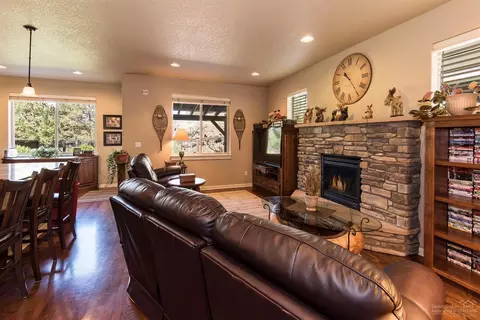 63147 Dakota Dr, Bend, OR 97701 photo 2
