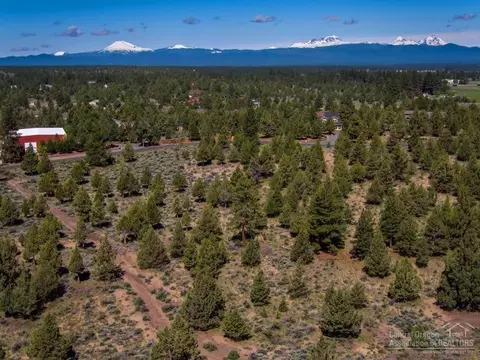 60100 Stirling Dr, Bend, OR 97702 photo 4