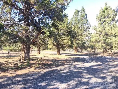 22915 Donna Ln, Bend, OR 97701 photo 2