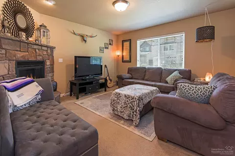 61177 Dayspring Dr, Bend, OR 97702 photo 2
