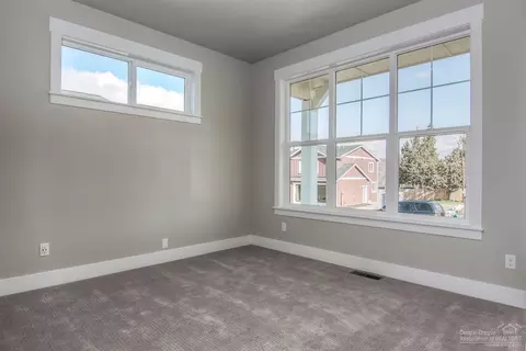 1239 NE Hoover Loop, Bend, OR 97701 photo 3