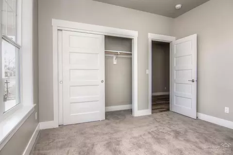 1239 NE Hoover Loop, Bend, OR 97701 photo 4