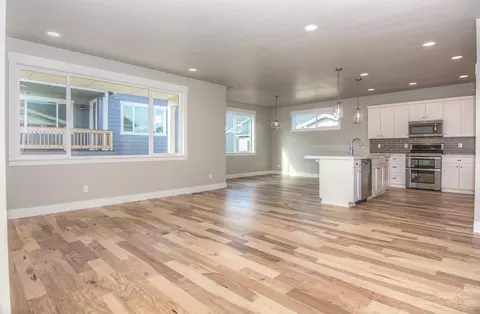 1239 NE Hoover Loop, Bend, OR 97701 photo 9