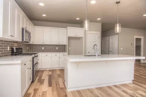 1239 NE Hoover Loop, Bend, OR 97701 photo 12