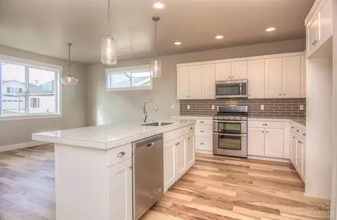 1239 NE Hoover Loop, Bend, OR 97701 photo 10