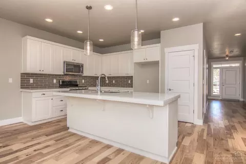 1239 NE Hoover Loop, Bend, OR 97701 photo 13