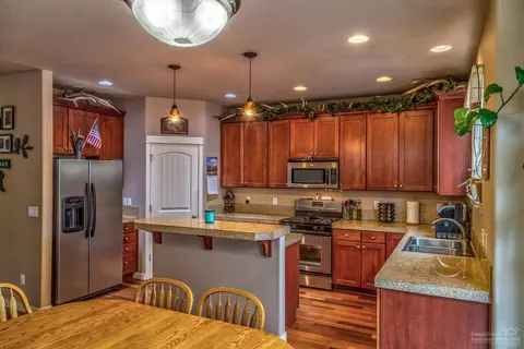 2874 NE Jackdaw Dr, Bend, OR 97701 photo 3