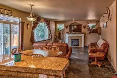 2874 NE Jackdaw Dr, Bend, OR 97701 photo 5