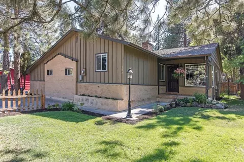207 NE 10th St, Bend, OR 97701 photo 1