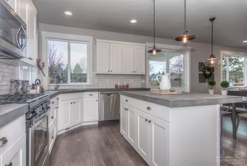 1204 NE Hoover Loop, Bend, OR 97701 photo 5