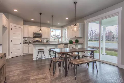 1204 NE Hoover Loop, Bend, OR 97701 photo 3
