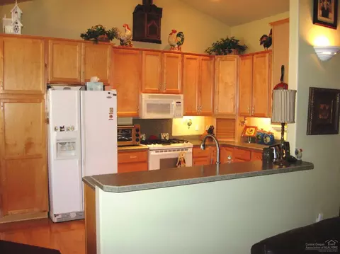 63232 Eastview Dr, Bend, OR 97701 photo 4