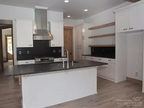 60442 Kangaroo Loop, Bend, OR 97702 photo 2