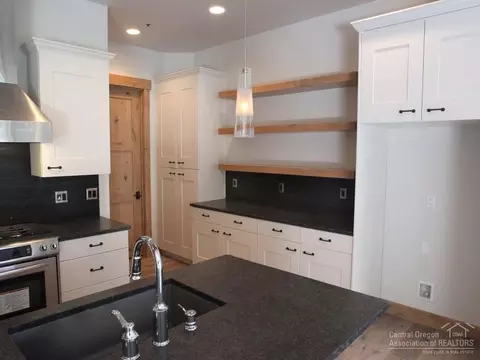 60442 Kangaroo Loop, Bend, OR 97702 photo 3