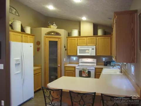 17536 Rosland Rd, La Pine, OR 97739 photo 5