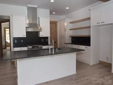 60499 Kangaroo Loop, Bend, OR 97702 photo 2