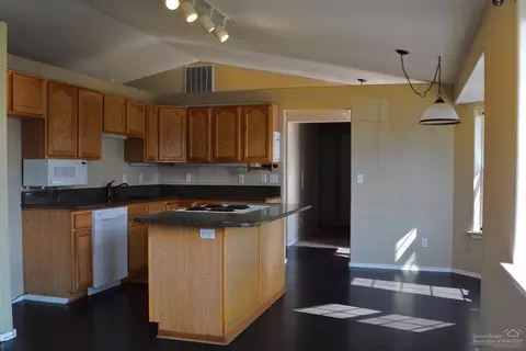 1024 E Ranch Ave, Sisters, OR 97759 photo 2
