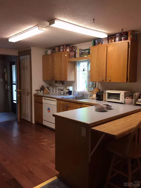 60983 SW Mcmullin Dr, Bend, OR 97702 photo 2