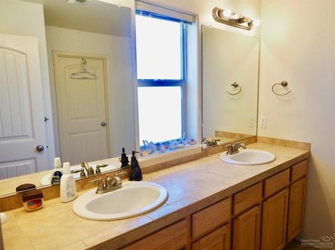 665 SE Glengarry Pl, Bend, OR 97702 photo 9