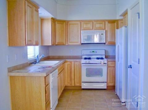 665 SE Glengarry Pl, Bend, OR 97702 photo 4