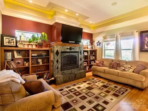 1891 NE Cliff Dr, Bend, OR 97701 photo 3
