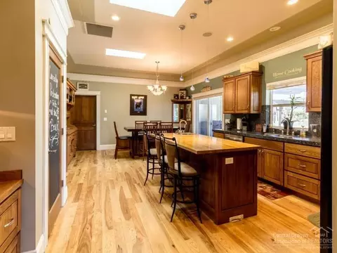 1891 NE Cliff Dr, Bend, OR 97701 photo 4