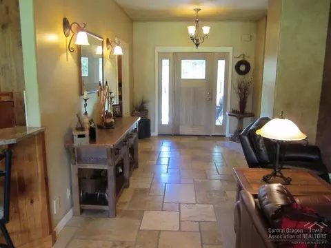 52045 Read Loop, La Pine, OR 97739 photo 4