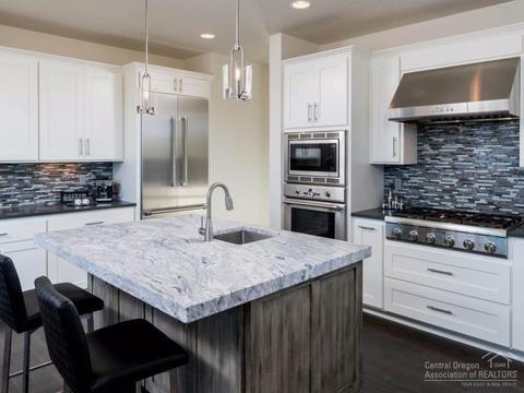 19379 Alianna Loop, Bend, OR 97702 photo 4