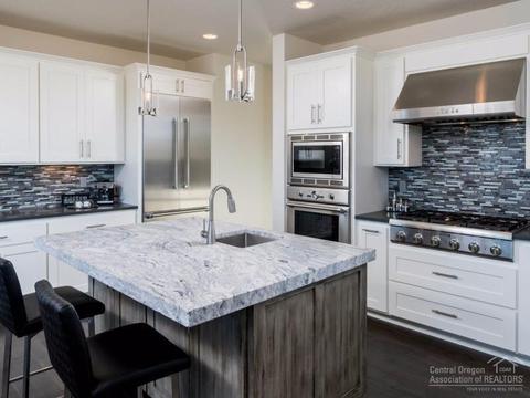 19295 Alianna Loop, Bend, OR 97703 photo 4