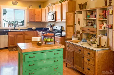 2943 NE Marea Dr, Bend, OR 97701 photo 2