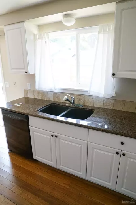 2438 E Irwin Way, Eugene, OR 97402 photo 10