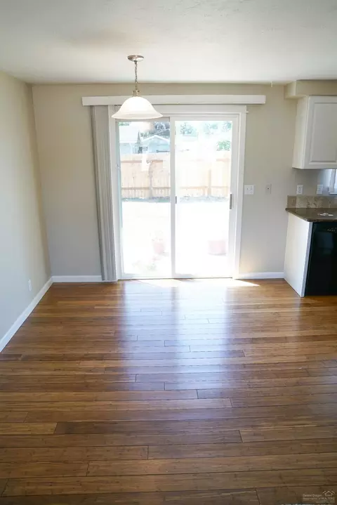 2438 E Irwin Way, Eugene, OR 97402 photo 8