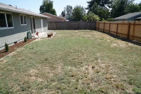 2438 E Irwin Way, Eugene, OR 97402 photo 4