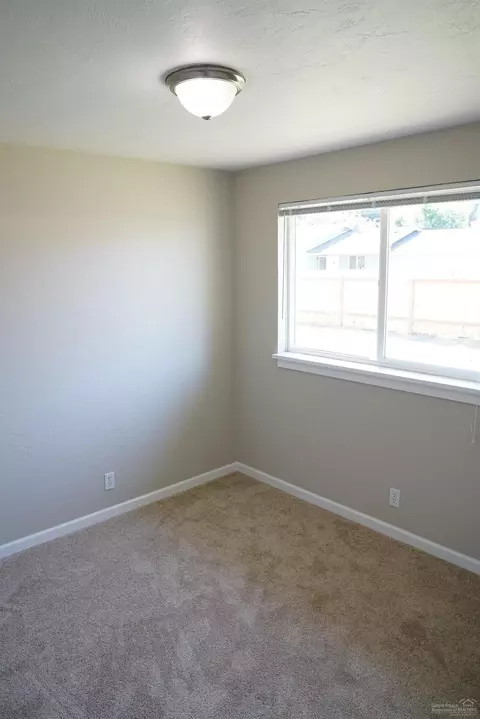 2438 E Irwin Way, Eugene, OR 97402 photo 14