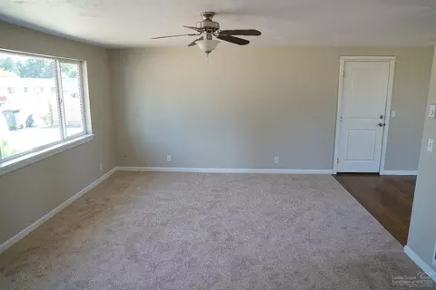 2438 E Irwin Way, Eugene, OR 97402 photo 7