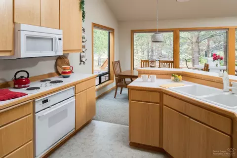 57656 Poplar Loop, Sunriver, OR 97707 photo 2