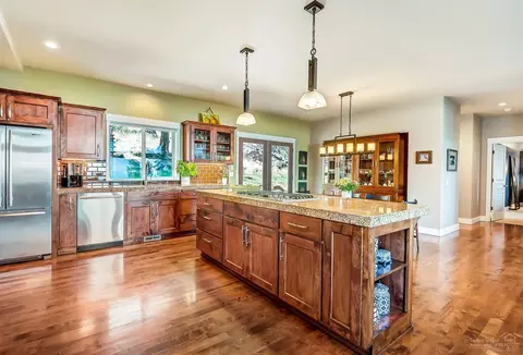 958 NW Summit Dr, Bend, OR 97703 photo 9