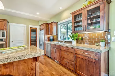 958 NW Summit Dr, Bend, OR 97703 photo 10
