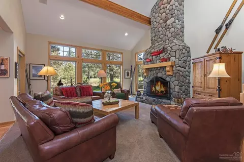 17927 Red Cedar Ln, Sunriver, OR 97707 photo 2