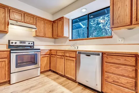 20312 Rae Rd, Bend, OR 97702 photo 9