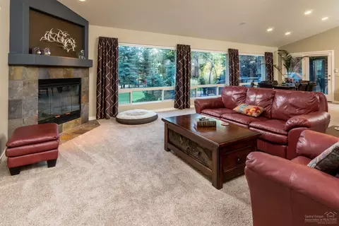 19577 Green Lakes Loop, Bend, OR 97702 photo 2